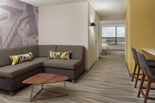 Coin salon dans l'établissement Hilton Toronto Airport Hotel & Suites