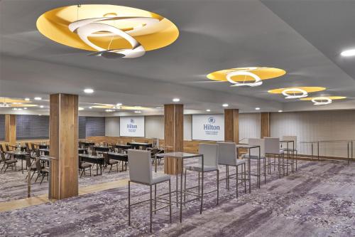 Restaurant ou autre lieu de restauration dans l'établissement Hilton Toronto Airport Hotel & Suites