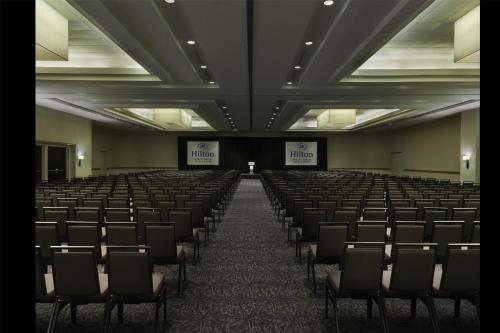 Espace de conférence ou salle de réunion dans l'établissement Hilton Toronto Airport Hotel & Suites