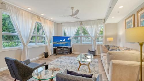 Waterfront, Spa, Pool, Private Paradise on Longboat Keyにあるテレビまたはエンターテインメントセンター
