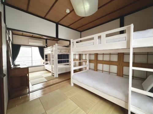Postelja oz. postelje v sobi nastanitve Beginning guest house whole house rent 一棟まるごと貸切の宿