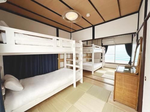 Postelja oz. postelje v sobi nastanitve Beginning guest house whole house rent 一棟まるごと貸切の宿