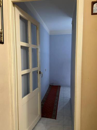 una stanza vuota con una porta e un tappeto rosso di Aghayan Apartment a Gyumri