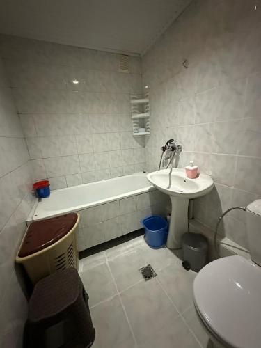 Bilik mandi di Aghayan Apartment