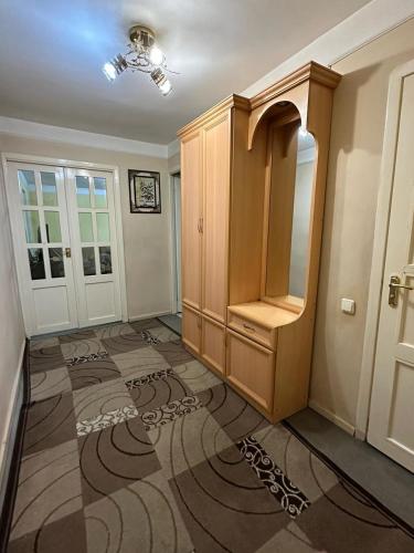 un bagno con una toeletta e uno specchio sul pavimento di Aghayan Apartment a Gyumri