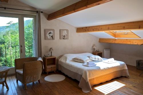 A bed or beds in a room at Le Clarou