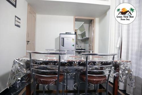 Una cocina o zona de cocina en Green View Nest Home Stay