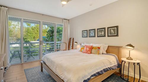 Waterfront, Spa, Pool, Private Paradise on Longboat Keyにあるベッド