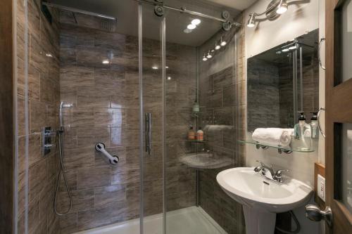 un bagno con doccia e lavandino di Condo Resort - Gondola 4 min walk -Terrace a Mont-Tremblant