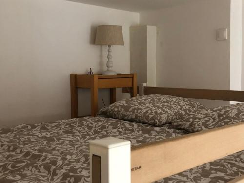 une chambre avec un lit et une table avec une lampe dans l'établissement Agréable studio cœur de Nice, à Nice