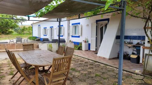a table and chairs on a patio with a house at Madrugada in Évora