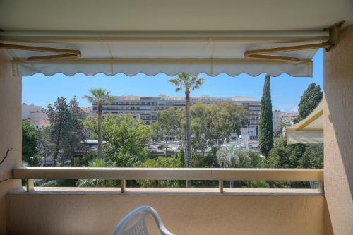 une fenêtre avec vue sur la ville dans l'établissement REF 1514 - Apartment with unobstructed view to rent, à Cannes