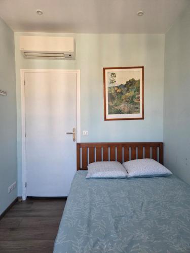 - une chambre avec un lit et une porte blanche dans l'établissement 3P Appart, 10' from Palais Festival Cannes, au Cannet