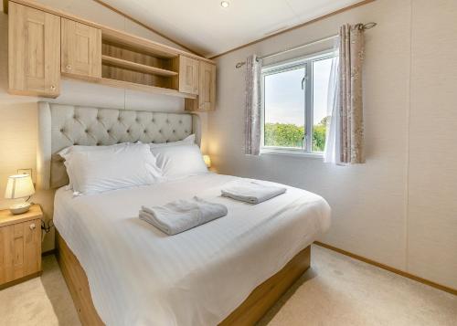 Ένα ή περισσότερα κρεβάτια σε δωμάτιο στο Looe Coastal Retreat