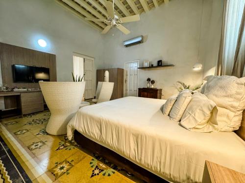 a bedroom with a large bed and a kitchen at Hotel Boutique Don Pepe in Santa Marta