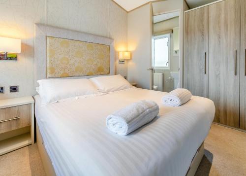 Ένα ή περισσότερα κρεβάτια σε δωμάτιο στο Looe Coastal Retreat