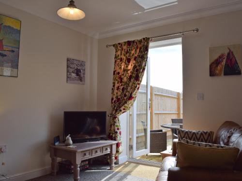 TV a/nebo společenská místnost v ubytování Cosy Cotswolds Townhouse