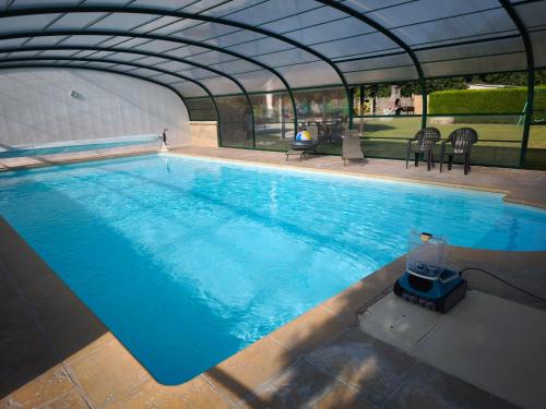 einen großen Pool mit gewölbter Decke in der Unterkunft la ferme des bigornes in Châtillon-sur-Indre