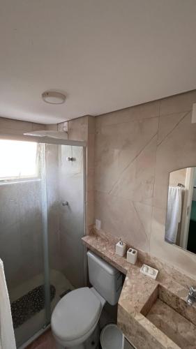 a bathroom with a toilet and a sink and a shower at Apartamento Moderno & Mobiliado - Próximo ao Aeroporto, Condomínio Village Natureza in Juazeiro do Norte
