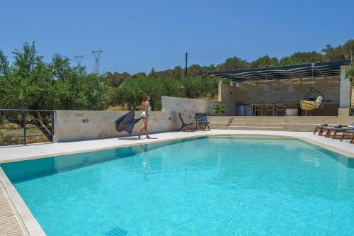 Πισίνα στο ή κοντά στο Lefkothea Villas with Large Pool, BBQ & Playground