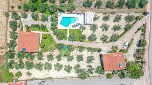 Πισίνα στο ή κοντά στο Lefkothea Villas with Large Pool, BBQ & Playground
