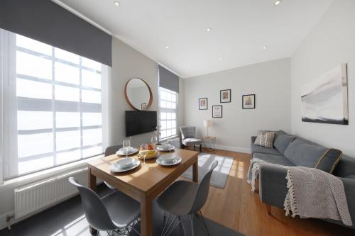 a living room with a table and a couch at Executive Apartments in Central London Euston FREE WIFI City Stay Aparts London in London
