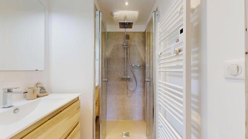 une salle de bain avec douche et lavabo dans l'établissement Nouveau ! Au coeur des Montagnes, à Champagny-en-Vanoise