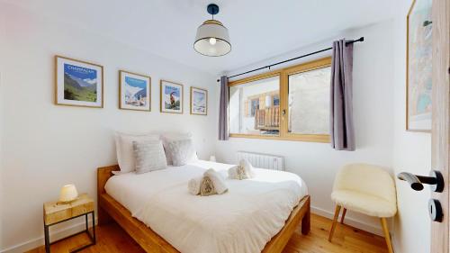 une chambre avec un lit et une fenêtre dans l'établissement Nouveau ! Au coeur des Montagnes, à Champagny-en-Vanoise