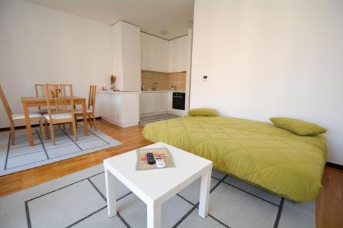 um quarto com uma cama, uma mesa e uma cozinha em Apartment Mirjana em Budva