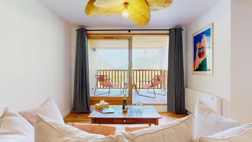 un salon avec un canapé et une table dans l'établissement Nouveau ! Au coeur des Montagnes, à Champagny-en-Vanoise
