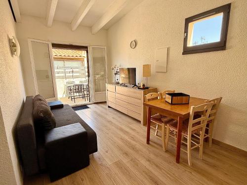 un salon avec une table et un canapé et une salle à manger dans l'établissement T2 bord de mer, à Leucate-Plage