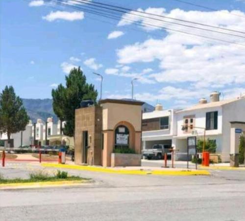 an empty street in a town with a building at Excelente casa cómoda in Saltillo