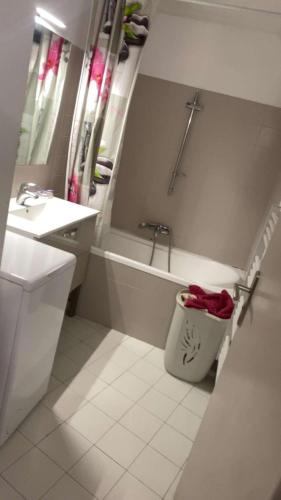 Photo de la galerie de l'établissement Super T2 pour 4 personnes les pieds dans l eau à Fréjus plage, à Fréjus