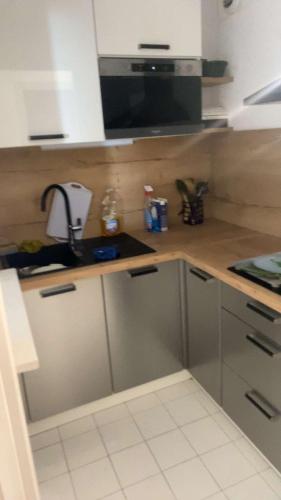 Photo de la galerie de l'établissement Super T2 pour 4 personnes les pieds dans l eau à Fréjus plage, à Fréjus