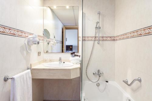 uma casa de banho com um chuveiro e um lavatório. em O7 Tenerife em Puerto de la Cruz