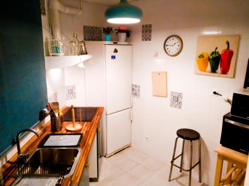 une petite cuisine avec un évier et un réfrigérateur dans l'établissement 2º Apartamento 3 hab 15' Barcelona centro y 8' Playa caminando, à Sant Adrià de Besòs