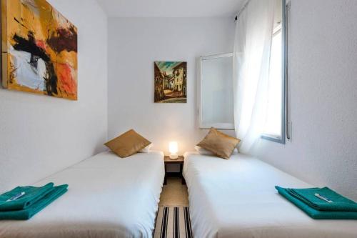 deux lits jumeaux dans une chambre avec fenêtre dans l'établissement 2º Apartamento 3 hab 15' Barcelona centro y 8' Playa caminando, à Sant Adrià de Besòs