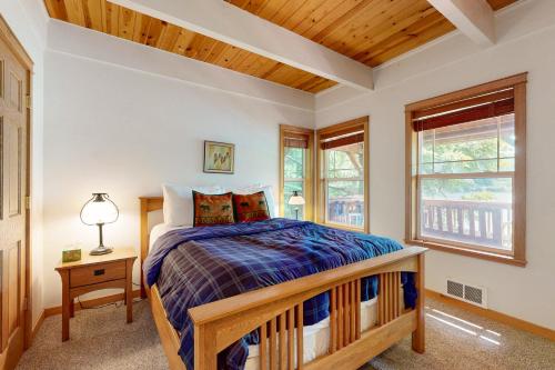 a bedroom with a bed and a wooden ceiling at Mercer Lake Memories in Florence