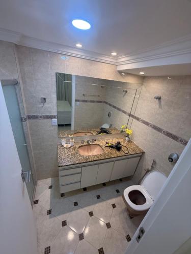 un bagno con lavandino e WC di APT Luxo 4 SUITES ONDINA Circuito CARNAVAL a Salvador