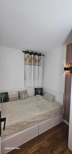 - une chambre avec un grand lit et des rideaux dans l'établissement Villa Francia, Cannes,minimum 5 nuits de sejour, à Cannes