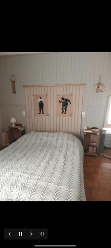 un lit avec deux photos d'ours sur le mur dans l'établissement Appartement, à Arles