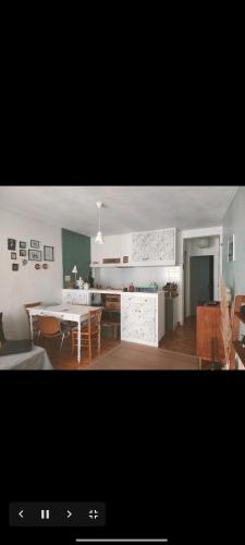 Il comprend une cuisine et un salon avec une table. dans l'établissement Appartement, à Arles