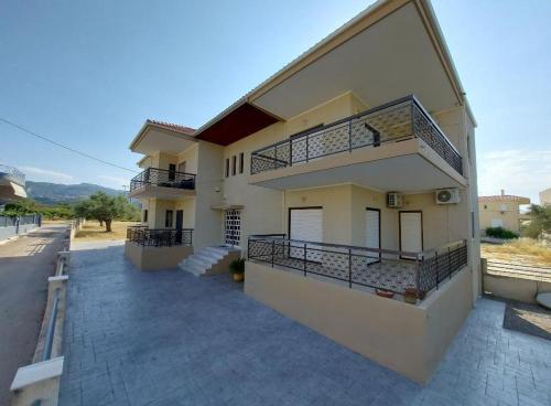 Seaside Apartment with parking in Melissi