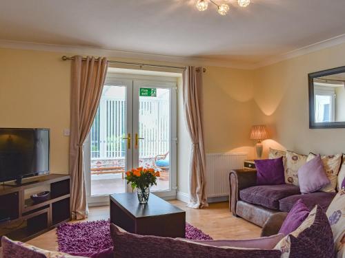 TV a/nebo společenská místnost v ubytování Ervine Cottage