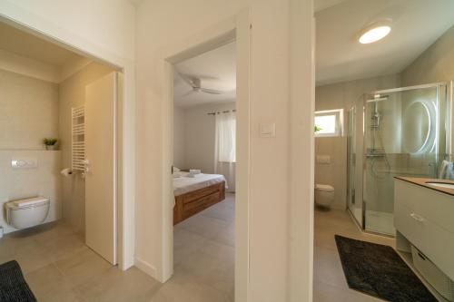 Bilik mandi di Apartments Siesta