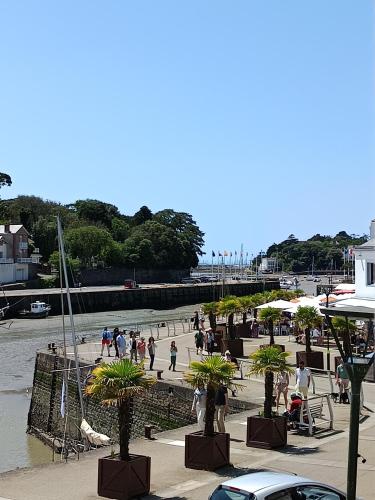 un groupe de personnes sur une plage près de l'eau dans l'établissement vue Port, à Pornic