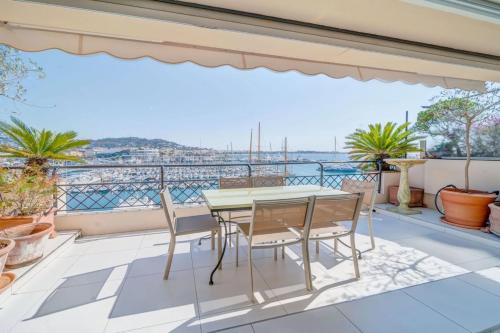 un patio avec une table et des chaises sur un balcon dans l'établissement REF 774 - Cannes Old Port - Sea view partment for rent, à Cannes