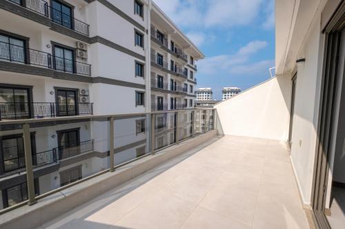 an empty corridor in an apartment building at İnci suites & Tatil Evleri in Alanya