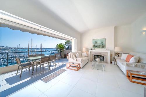 - un salon avec vue sur l'eau dans l'établissement REF 774 - Cannes Old Port - Sea view partment for rent, à Cannes