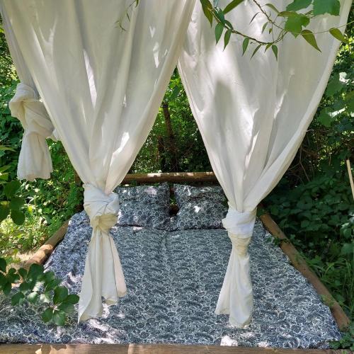 Insolite - Nuit à la belle étoile dans gazébo thaï près de la rivière